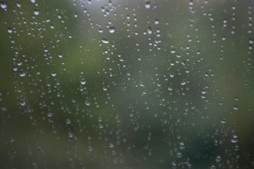 gocce di pioggia su un vetro 