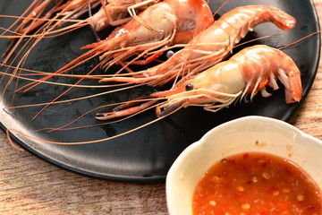 steamed shrimp with salt on dish dipping spicy sauce