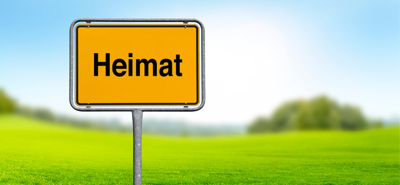 Stra&szlig;enschild &bdquo;Heimat&ldquo; vor Landscharf mit Unsch&auml;rfe Efffekt