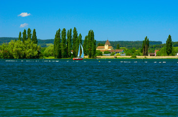 Ein selten klarer Tag am Bodensee. Blick vom Schweizer Ufer in Richtung Deutschland zur Insel...