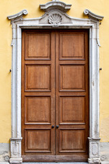 porta di legno antica chiesa italiana