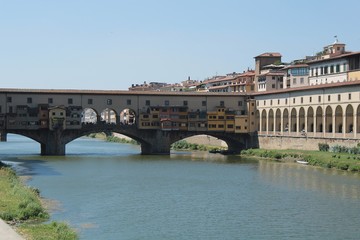 Naklejka premium Ponte Vecchio looking from Ponte alle Grazie, Florence