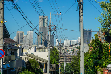 横浜市の住宅街から見えるみなとみらいの街並み