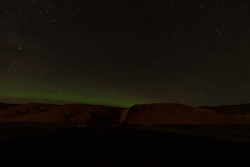 アイスランドのオーロラと山岳のシルエット
