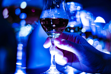 スタイリッシュなワイングラスのイメージ