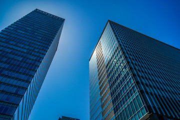 Obraz premium 晴天の青空と秋葉原のビル群