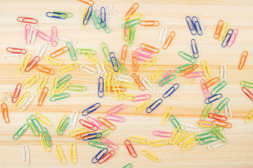色とりどりの散らばったクリップ