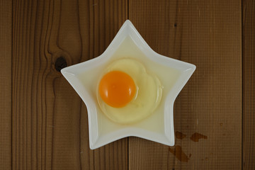 テーブルに置かれた卵のイメージ