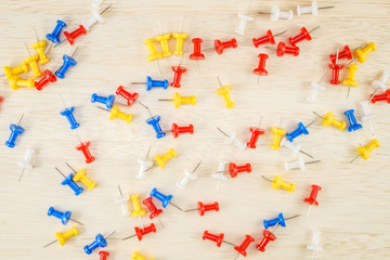 散らばったカラフルな画鋲
