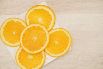 皿に置かれたオレンジのイメージ