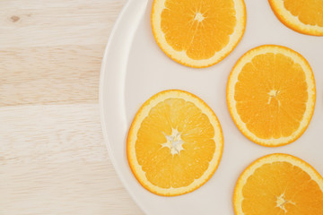 Naklejka na ściany i meble 皿に置かれたオレンジのイメージ