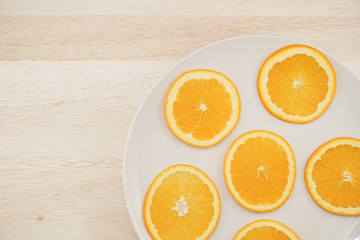 皿に置かれたオレンジのイメージ