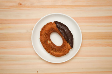 皿に置かれたチョコレートドーナツ