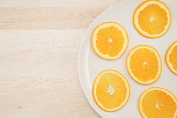 皿に置かれたオレンジのイメージ