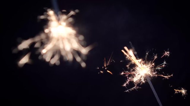 Silvester - Feuerwerk Wunderkerzen separiert vor schwarzen Hintergrund in 4k 