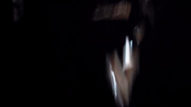 Silbern glitzerndes Konfetti f&auml;llt vor schwarzen Hintergrund separiert vor schwarzen Hintergrund in 4k 
