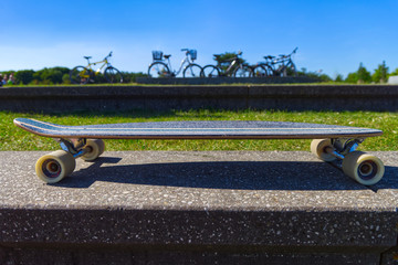 Longboard auf einem Boardstein
