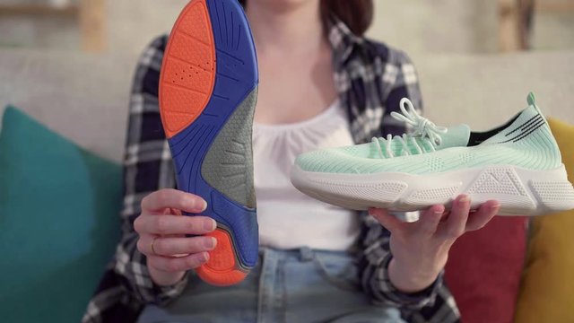 In the hands of women ortopedicheskaja insole and sneakers