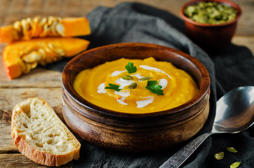 Pumpkin soup with pumpkin seeds and parsley leaves