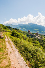 Fototapeta na wymiar Dorf Tirol, Schloss Tirol, Herrschaftsweg, Waalweg, Vinschgau, Weinberge, Südtirol, Sommer, Italien
