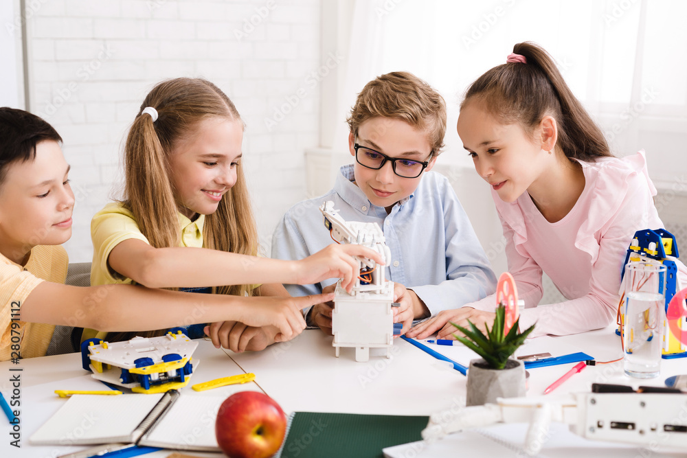 Aufkleber Stem education. Children creating robots at class