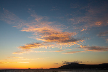 leuchtende Wolken am Abendhimmel