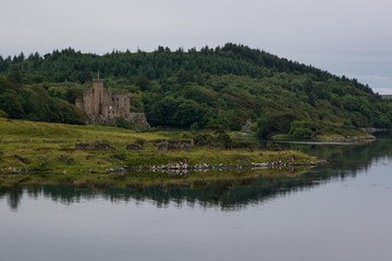 Fototapeta na wymiar Castle in Scotland next to a lake