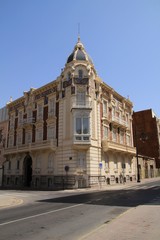 Fototapeta na wymiar Old colorful and vintage facade in Cartagena
