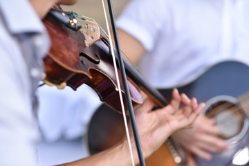 Mann spielt Violine