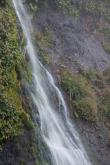 Fototapeta na wymiar 岩肌を流れる小さな滝