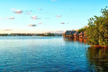 Obraz premium Salida del sol sobre el mar en Cancún, Quintana Roo. Colorido atardecer sobre el océano. Hermosa playa en la Riviera Maya durante la tranquilidad del mar. Sol en el mar tropical. Mar sin olas