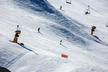 Fototapeta na wymiar Ski fields full of tourists skying on the Crown Range road