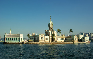 Fototapeta na wymiar Palace over the sea