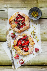 Strawberry pie with pistachios