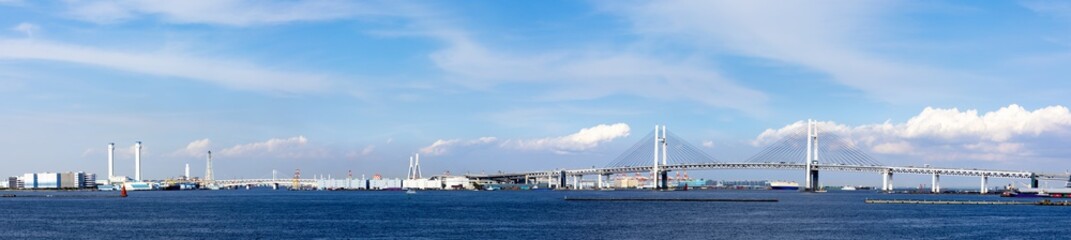 Fototapeta na wymiar (神奈川県ｰ風景パノラマ)青空の下の横浜ベイブリッジ２