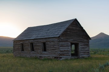 Fototapeta na wymiar abandoned wooden house