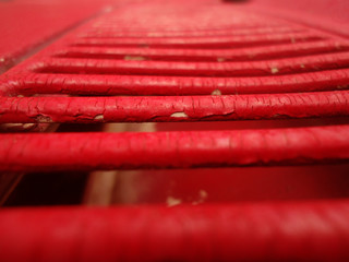 Barras rojas parte de un vehiculo 