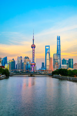 Vue du coucher de soleil de Pudong à Shanghai en Chine