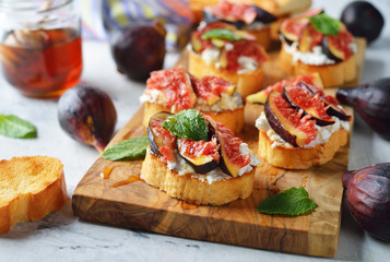Open sandwiches with ricotta cheese, honey and figs