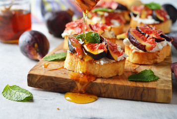Open sandwiches with ricotta cheese, honey and figs