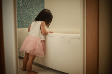 子供に鍵を閉められてしまった母親 Wall Mural Wallpaper Murals Yamasan 子供に鍵を閉められてしまった母親 Wall Mural Wallpaper Murals Yamasan