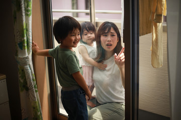 いたずらで鍵を閉める男の子