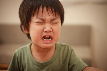 泣く男の子