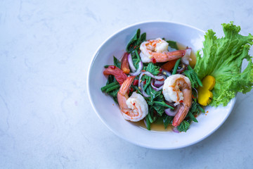 Spicy shrimp salad with vegetables