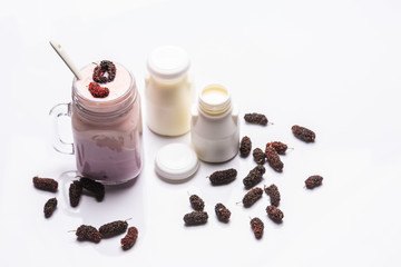 Obraz na płótnie Canvas Greek yogurt with mulberry