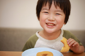 ドーナツを食べる男の子