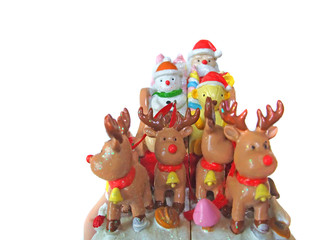 ソリに乗ったサンタとトナカイの置物