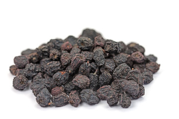 Getrocknete Aroniabeeren, Aronia melanocarpa, vor weißem Hintergrund