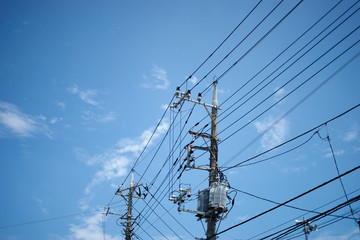 青空・電信柱・送電・インフラ