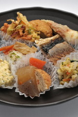 お皿に盛られた色々なお惣菜です